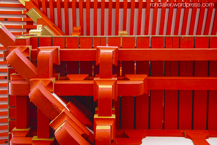 Detall de l'embigat de la pagoda al temple de Fushimi Inari.