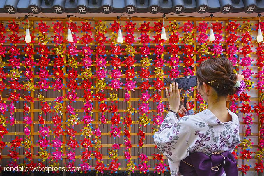 Noia vestida a la manera tradicional.