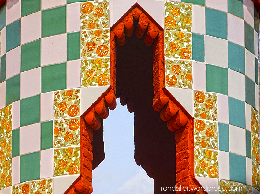 La Casa Vicens de Gaudí. Minaret enrajolat a la teulada.