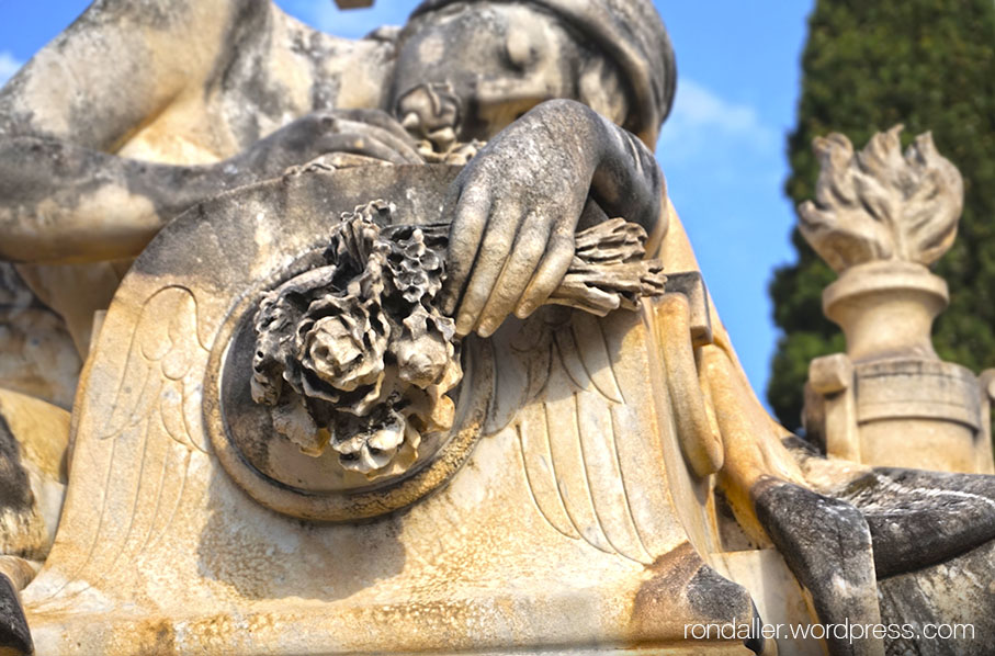 Escultura de Rafael Atché al panteó de Jaume Sensat.