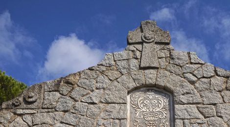 Cementiri noucentista de Cardedeu projectat per Manuel Raspall.