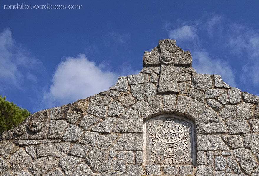 Cementiri de Cardedeu, Vallès Oriental. Creu i esgrafiat en un dels murs de granit.