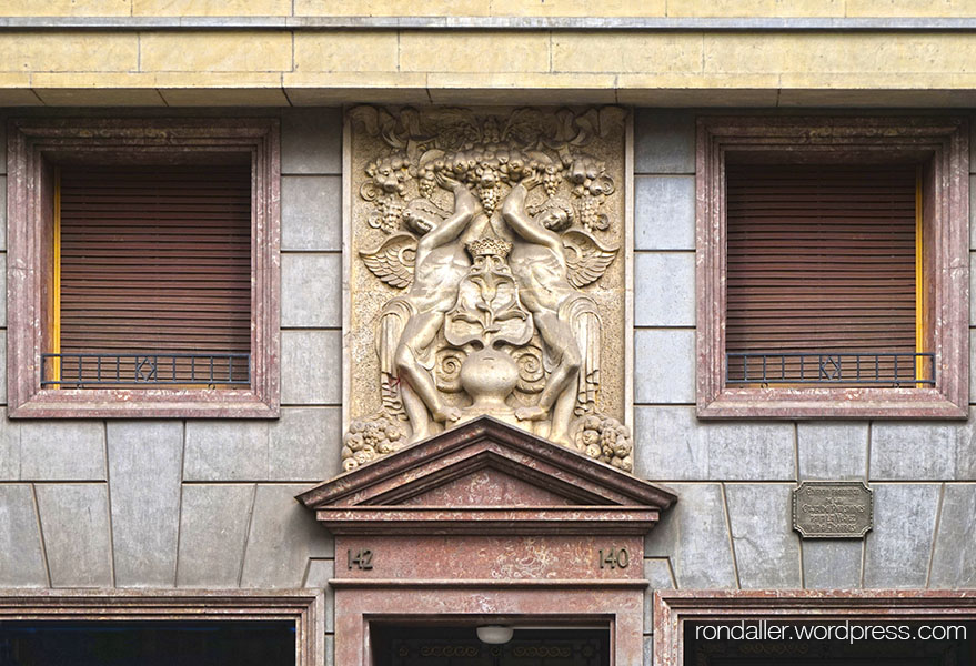 Façana de l'edifici projectat per Francesc Quintana al carrer Gran de Gràcia.