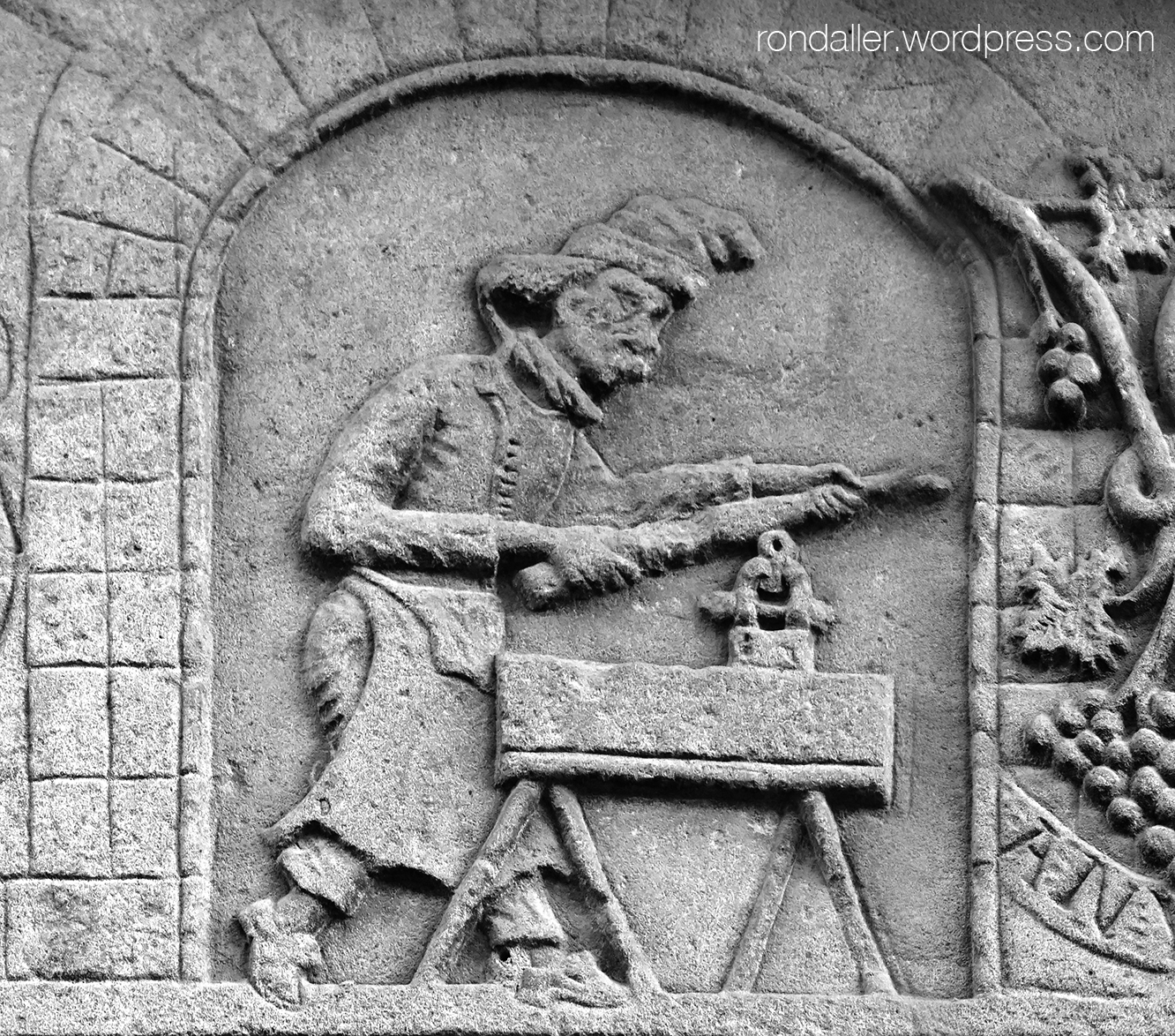 Representació d'un manyà a la llinda de Taradell. Osona.