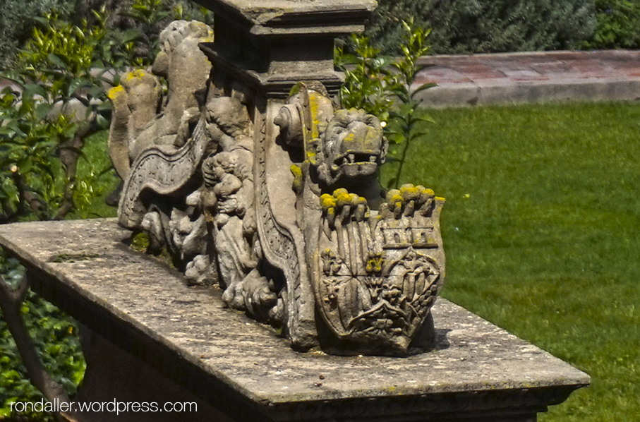 Escut al coronament del pou del monestir de Pedralbes. 