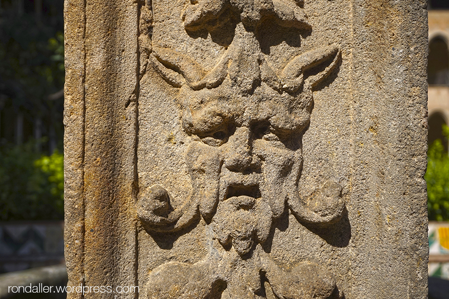 Detall de la decoració grutesca als pilars del pou del monestir de Pedralbes.