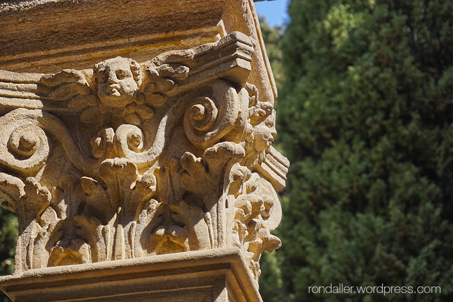 Detall d'un capitell del pou del monestir de Pedralbes.