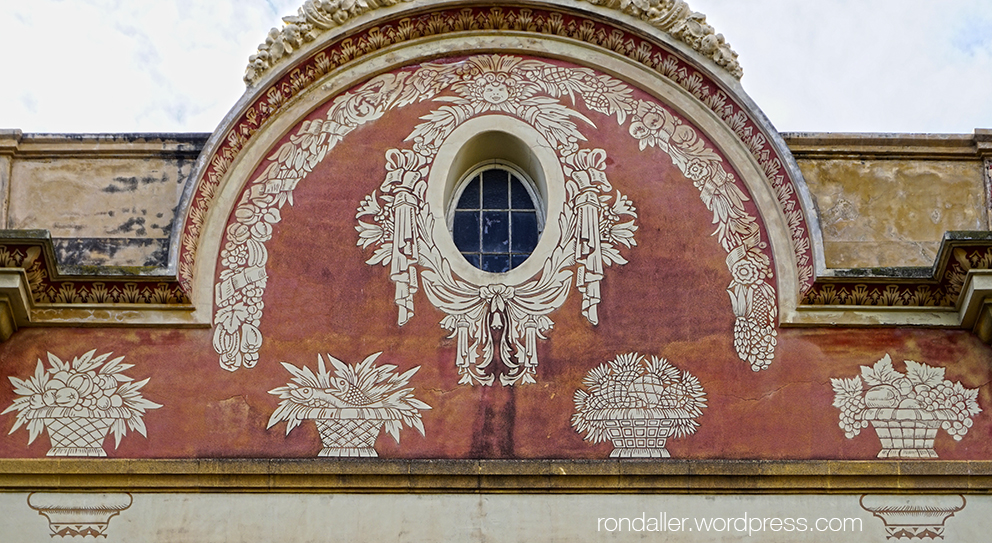 Esgrafiats del coronament del Pavelló Rosa de la La Casa de la Maternitat de Barcelona.