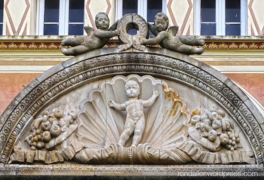 Timpà de la portalada del Pavelló Rosa de la La Casa de la Maternitat de Barcelona.