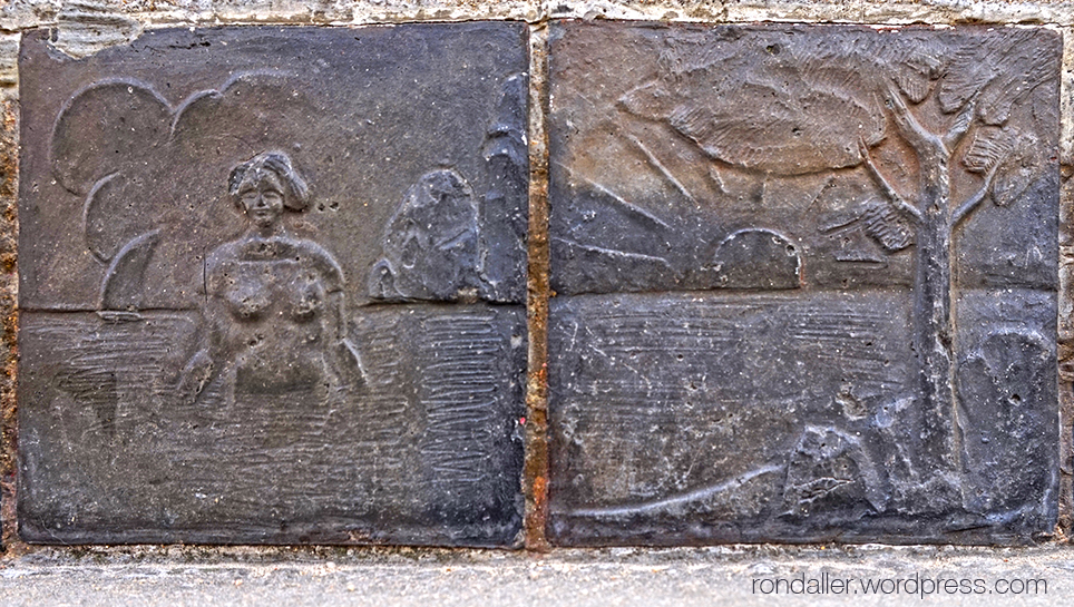 Els bancs de Sant Feliu de Guíxols, Baix Empordà. Una rajola amb una banyista i una altra amb un paisatge de la costa.