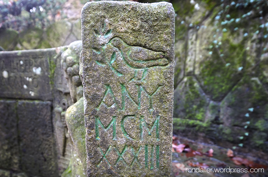 Pedra amb la data d'inauguració. Sant Julià de Vilatorta (Osona). 