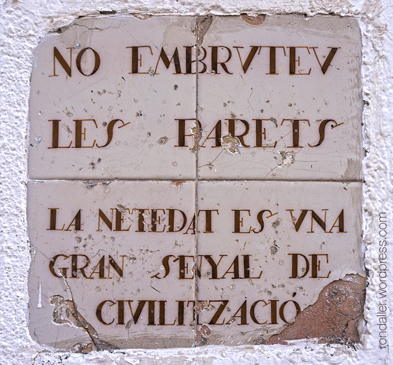 "No embruteu les parets", disseny realitzat per Miquel Utrillo el 1919. Més plafons ceràmics de Sitges. Garraf.