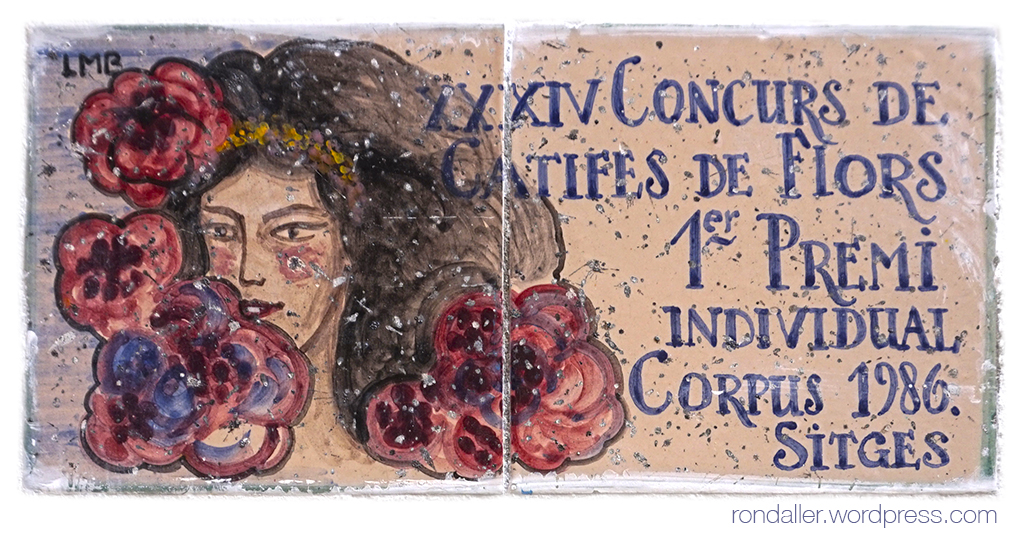 Rajola commemorativa del concurs de catifes de flors de Sitges de 1986, realitzada per Lluís Marcé.