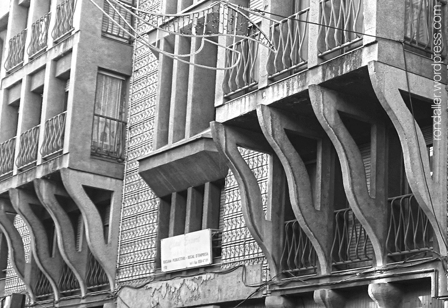 Arquitectura brutalista a Torelló. Detall dels balcons.