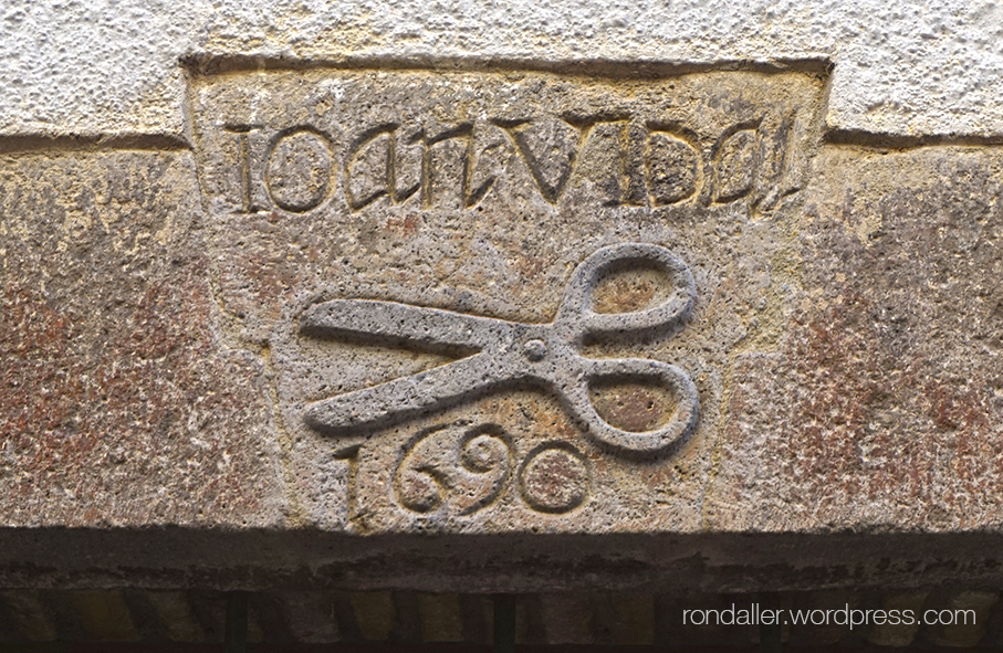 Tisores del gremi de paraires gravades en una dovella a Castelló d'Empúries, Alt Empordà.