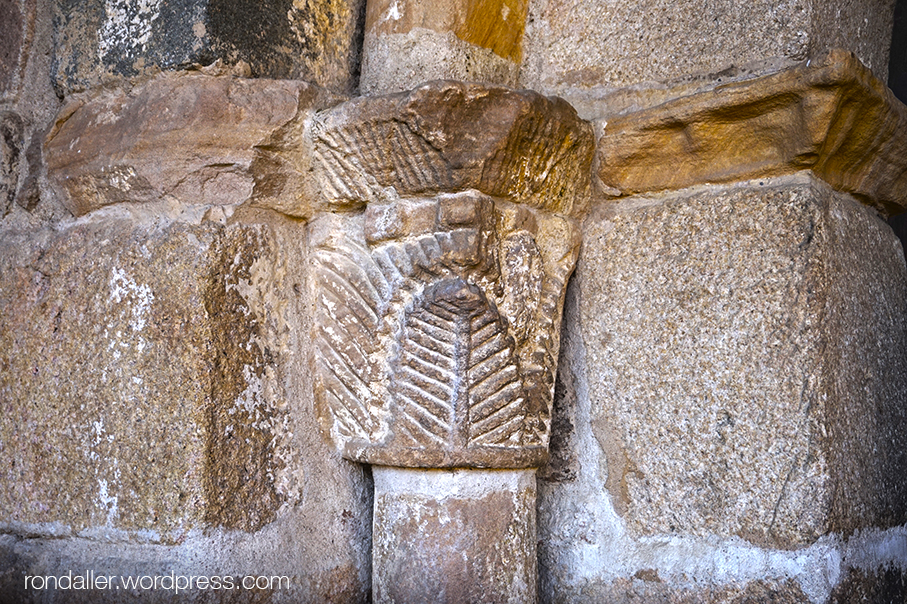 Capitell romànic amb fulles a l'església de Sant Vicenç dEspinelves, Osona.