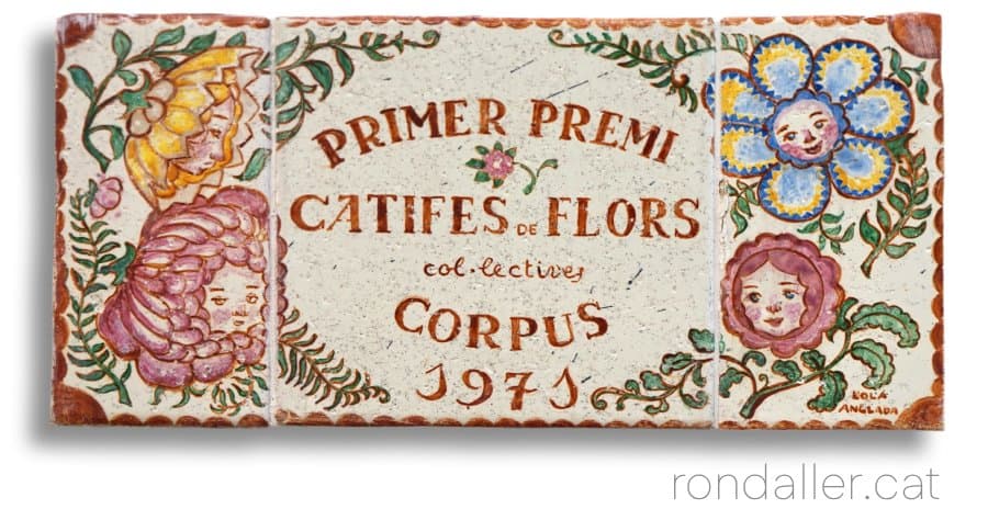 Més plafons ceràmics de Sitges. Rajola feta per Lola Anglada el 1971 pel concurs de catifes de flors.