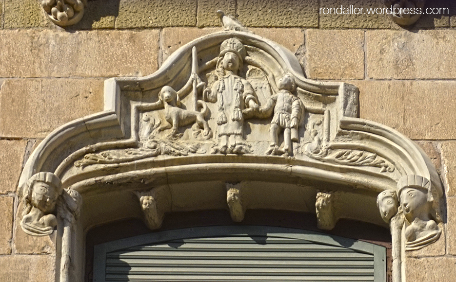 Llinda que decora una finestra de la Casa Moixó de Vic, Osona.