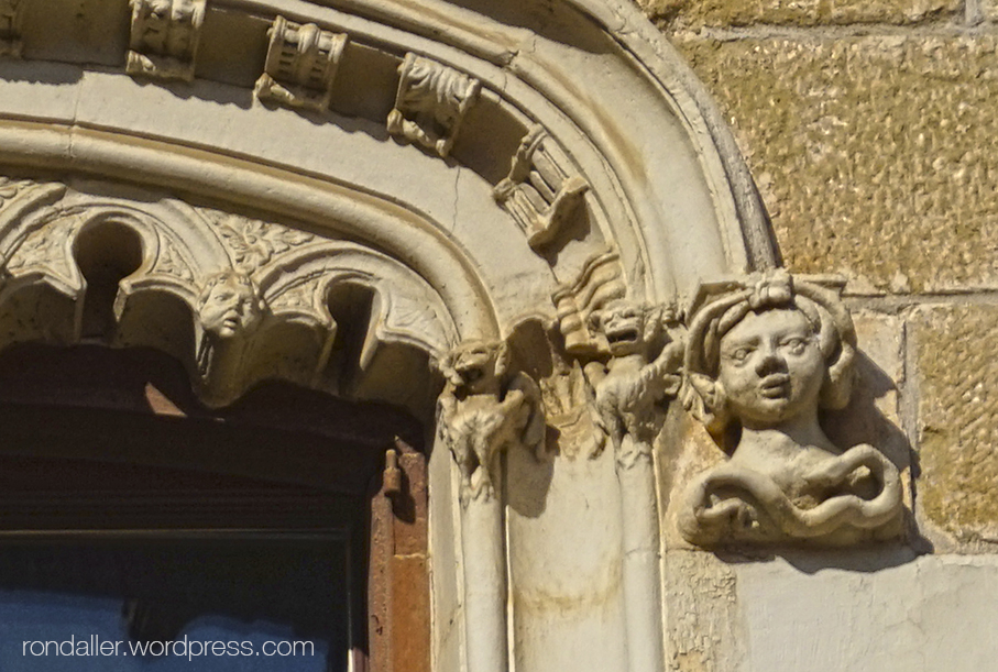 Cap esculpit en una finestra de la Casa Moixó de Vic, Osona.