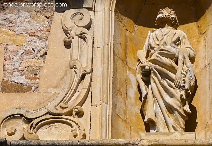 Escultura de Sant Bartomeu en una fornícula de la portalada de l'església.