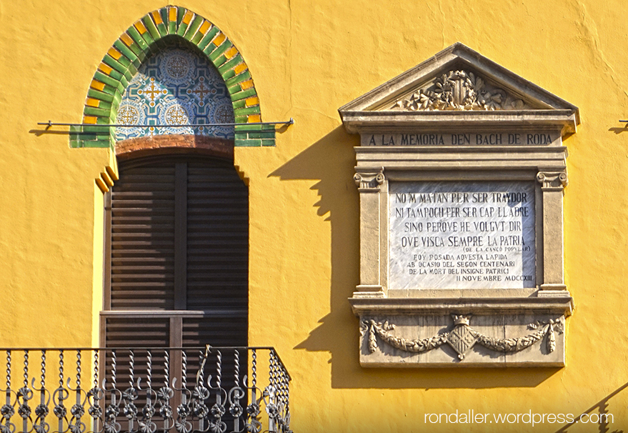 Plafó en record de Bac de Roda, a la Casa Vilà de Vic.