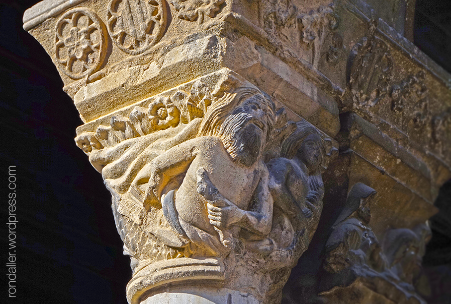 Capitells amb sirenes al monestir de Santa Maria de Ripoll.