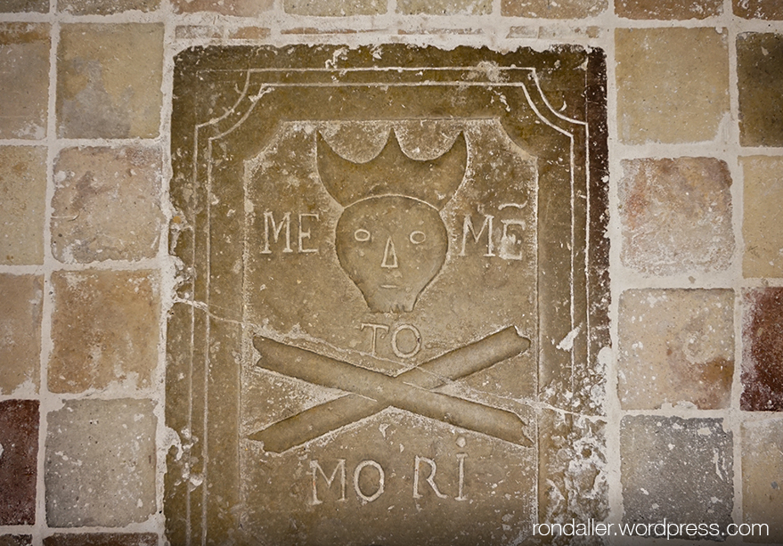 Llosa sepulcral amb la inscripció Memento Mori. Santuari de la Mare de Déu de l'Ajuda.