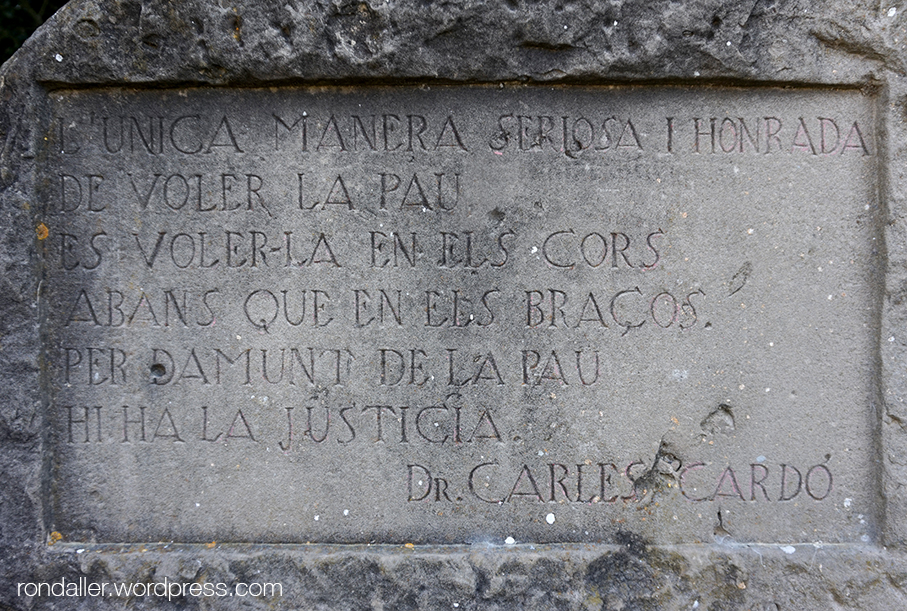 Inscripció amb unes paraules del Dr. Carles Cardó. Sant Fruitós de Balenyà. Osona.