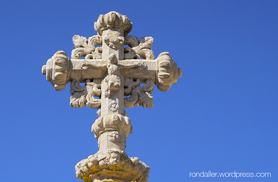 Creu de terme davant Sant Fruitós de Balenyà o santuari de la Mare de Déu de l'Ajuda.