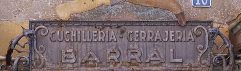 Rètol de forja de la ganiveteria i serralleria Barral de Ripoll (Ripollès).