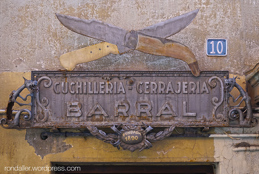 Rètol de la ganiveteria Barral de Ripoll. 