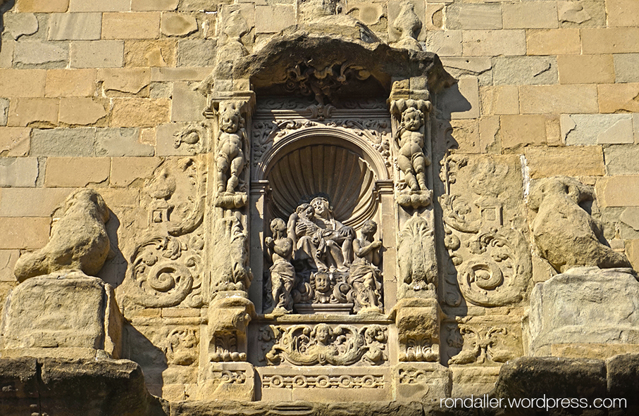 Cornament de la portalada de l'església de la Pietat de Vic. Osona