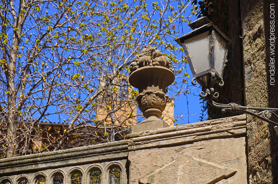 Balustrada del jardí de l'Oratori de Sant Felip Neri de Vic.