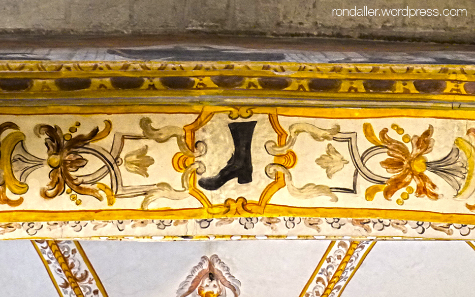 Detall de la bota pintada a l'entrada de la capella de Santa Escolàstica al monestir de Sant Cugat del Vallès.