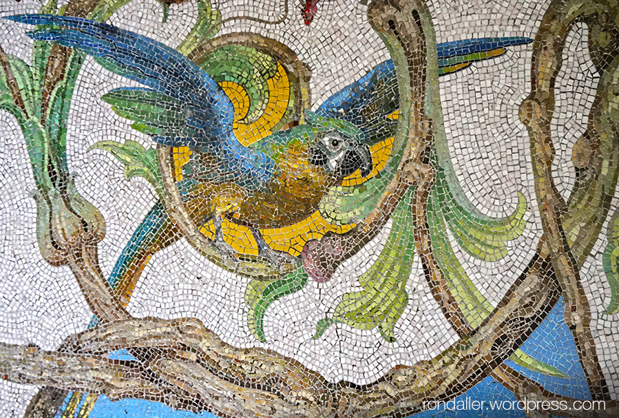 Mosaic amb un ocell exòtic a l'interior de la Quinta da Regaleira de Sintra. Portugal.