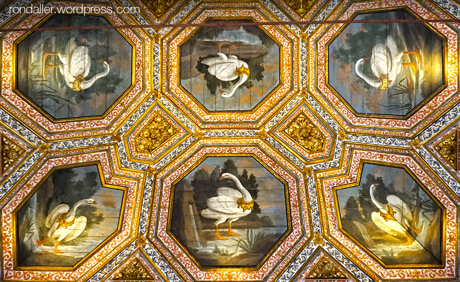 Palau Nacional de Sintra. Sostre d'una sala amb sis cignes pintats, amb una corona al coll.