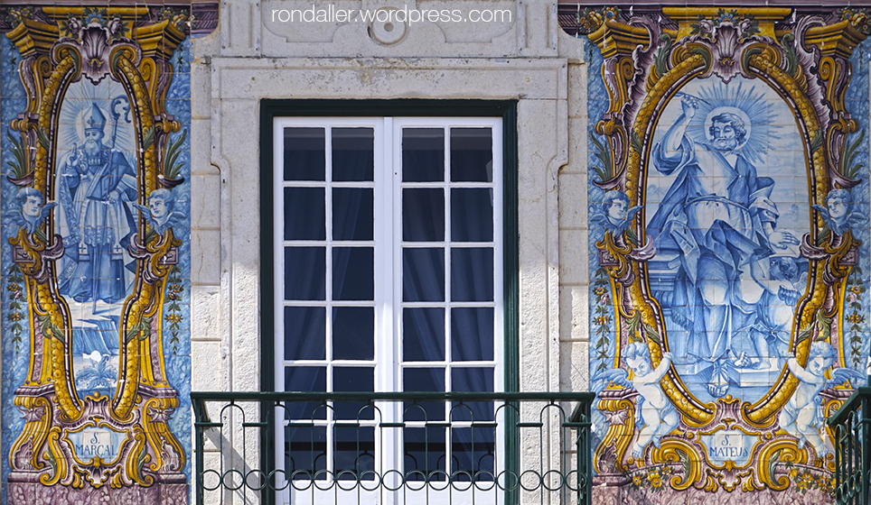 Itinerari per Cascais. Plafons ceràmics amb diversos personatges a la façana de l'Ajuntament.