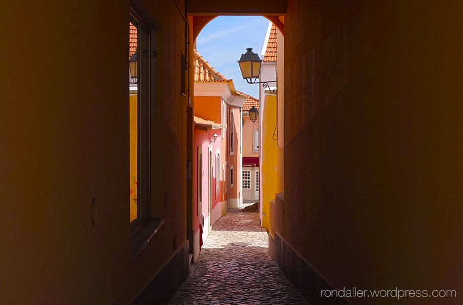 Itinerari per Cascais. Carreró empedrat al barri vell.