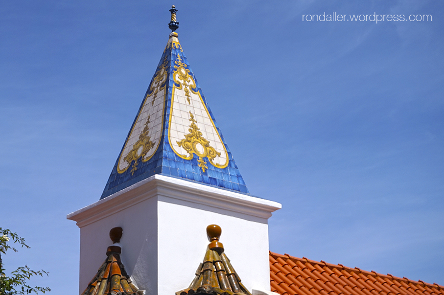 Itinerari per Cascais. Pinacle enrajolat de la Casa de Santa Maria.