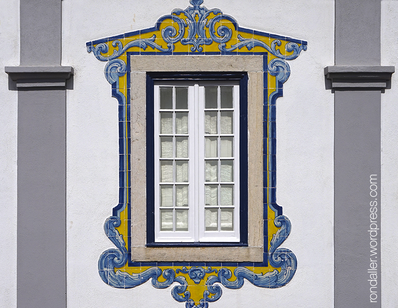 Finestra de la Casa de Santa Maria, decorada amb una sanefa de rajoles.