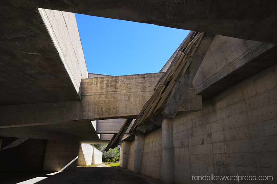 Cementiri Nou d'Igualada. Estructura de formigó, amb bigues.