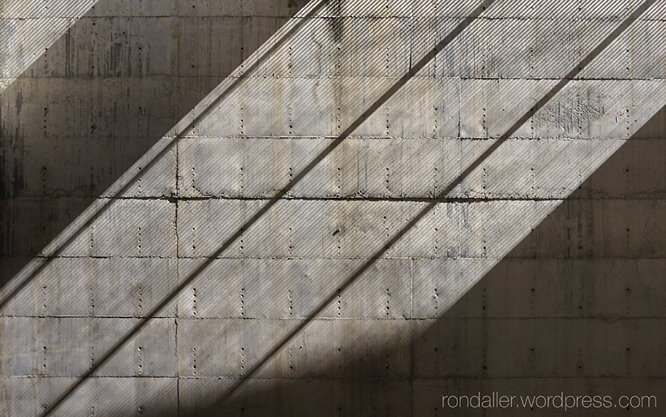 Ombres en un mur de ciment.