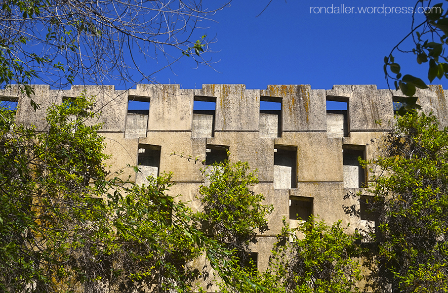 Cementiri Nou d'Igualada. Esctructura geomètrica del mur exterior.