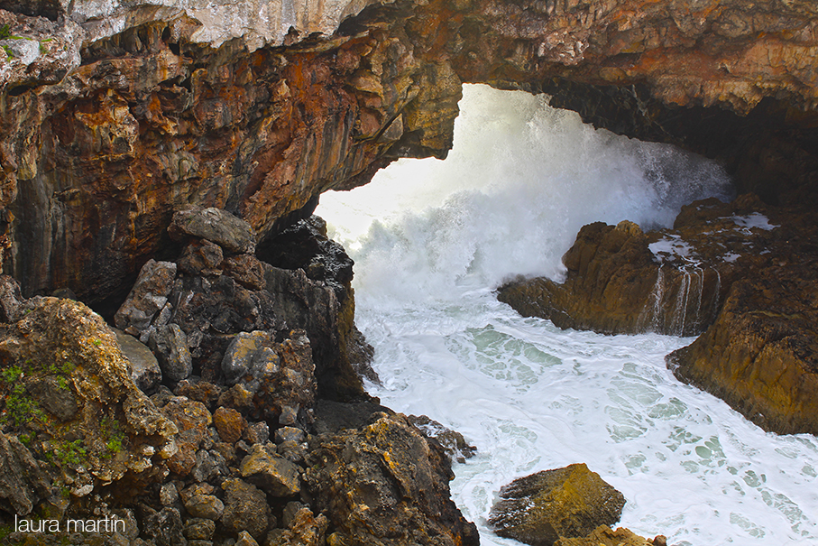 Onada esclatant al forat de la roca a la Boca do Inferno.