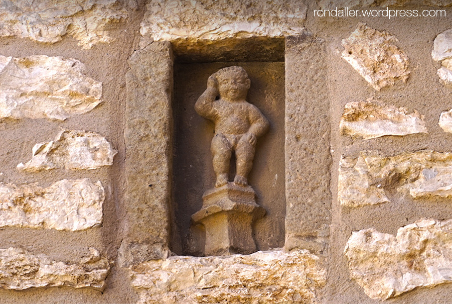 Escultura d'un infant al castell de Vilanova i la Geltrú.