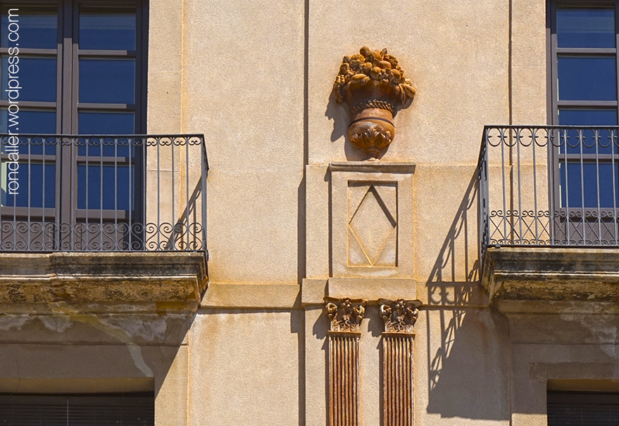 Detalls de terracota a la plaça de la Vila.