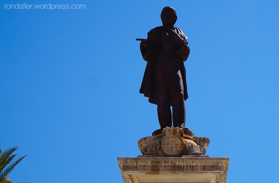 Estàtua de Josep Tomàs Ventosa al centre de la Plaça de la Vila.