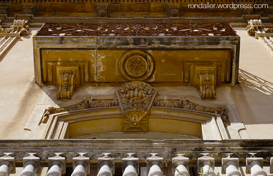 Balcó de la Casa Olivella a Vilanova i la Geltrú.