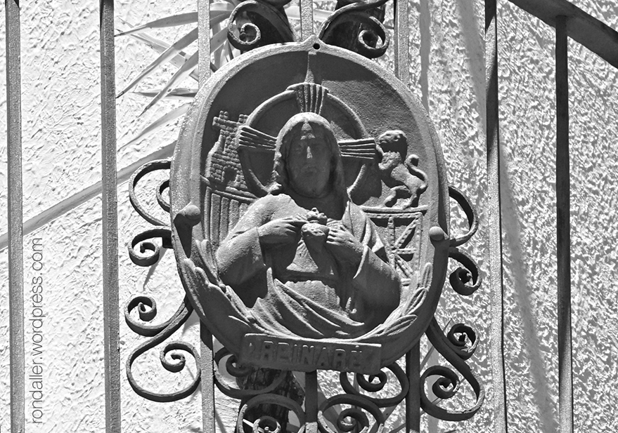 Relleu del Sagrat Cor en un balcó de Vilanova i la Geltrú.