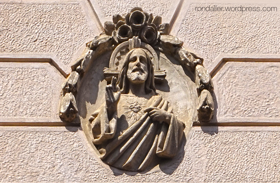 Culte al Sagrat Cor. Madalló en relleu al carrer Major de Sarrià de Barcelona.